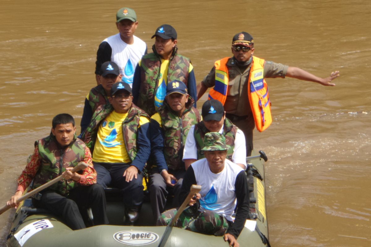 Plt Gubernur DKI Jakarta Sumarsono saar menyusuri Kali Ciliwung, Kamis (30/3/2017)