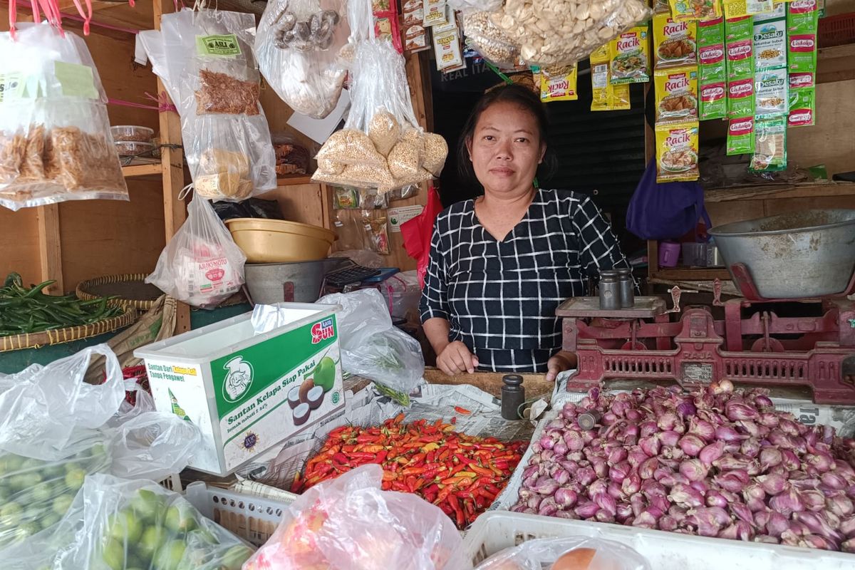 Pedagang cabai di Pasar Jangkrik, Pisangan Baru, Matraman, Jakarta Timur, bernama Tursidi, Rabu (18/10/2023).