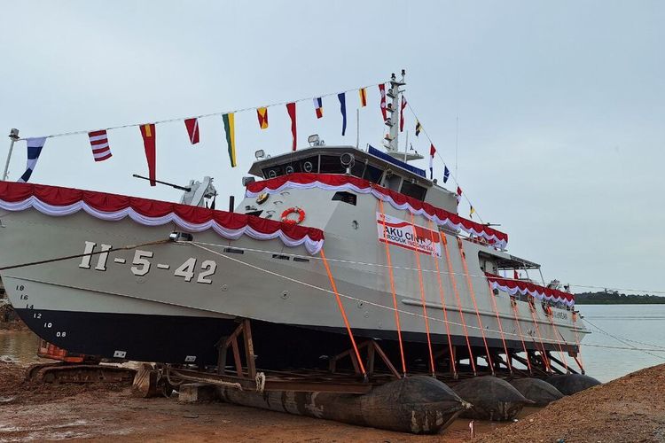 Tentara Nasional Indonesia (TNI) Angkatan Laut (AL) melaksanakan Shipnaming dan Launching dua Kapal KAL 28 meter, yaitu KAL Sembulungan dan KAL Hinako di galangan kapal PT Citra Shipyard, Batam, Kepulauan Riau (Kepri), Senin (4/12/2023).