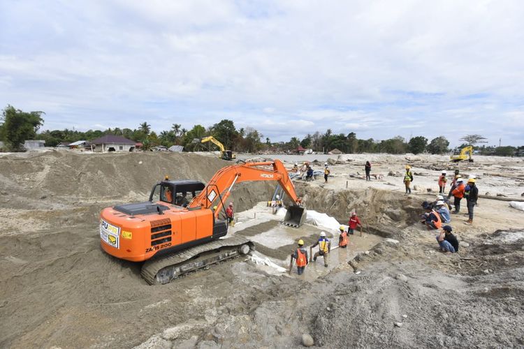 Pengerjaan tanggul menggunakan metode perkuatan geotextile di Luwu Utara guna mengatasi meluapnya banjir di Sungai Masamba.