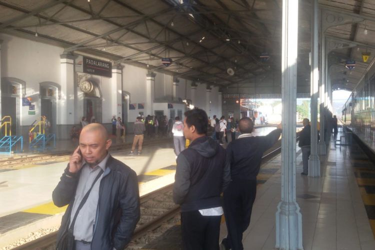 Para penumpang keluar dari kereta saat KA Argo Parahyangan jurusan Bandung-Jakarta tertahan di Stasiun Padalarang, Bandung, Kamis (4/12/2018).