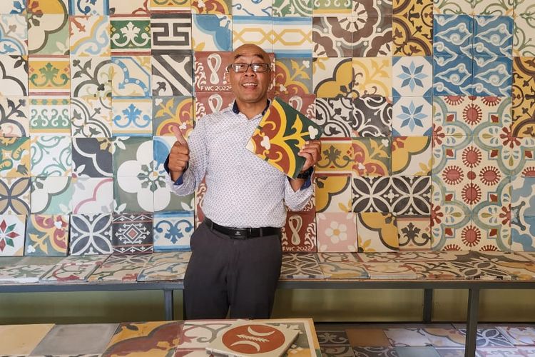 Pemilik bisnis tegel klasik brand WinART Solution yang sedang menunjukkan hasil tegel klasik yang bermotif