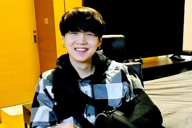 Dalam siaran V Live, Sabtu (21/11/2020), Suga BTS mengenakan penyangga lengan pascaoperasi bahu dua pekan lalu 