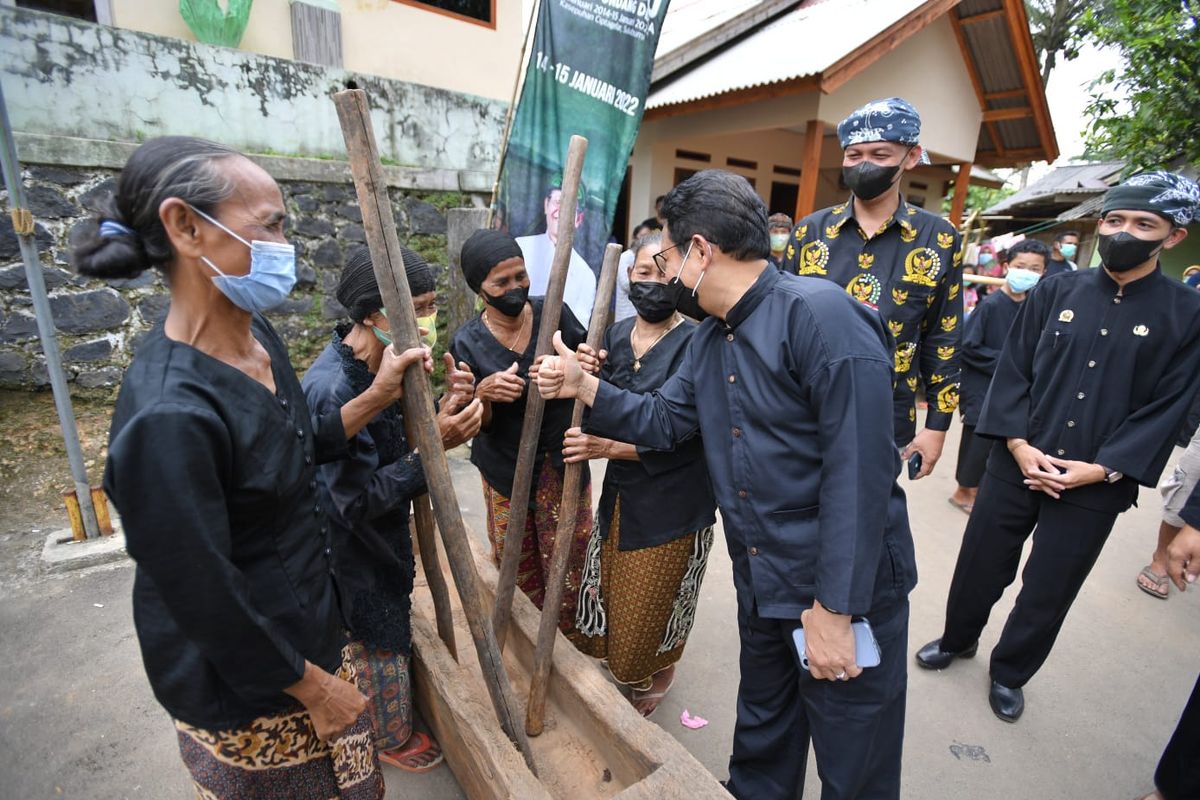 Menteri Desa PDTT Abdul Halim Iskandar atau yang akrab disapa Gus Halim (kanan) disambut warga Desa Sirnaresmi, Kecamatan Cisolok, Kabupaten Sukabumi, Jawa Barat dengan memperlihatkan kebudayaan nutu pare (numbuk padi) pakai lesung, Jumat (14/1/2022)