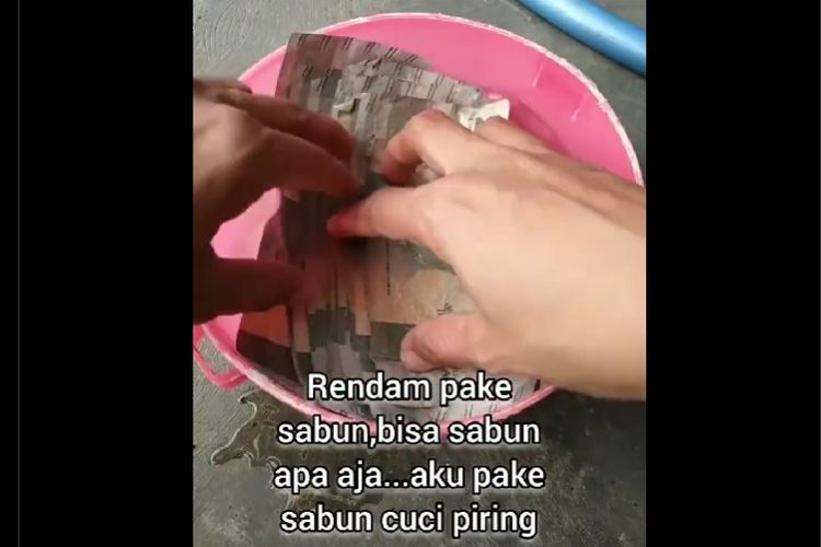 Tangkapan layar cuplikan video seseorang yang mencuci uang kertas Rupiah pecahan Rp 2.000 menggunakan sabun cuci.