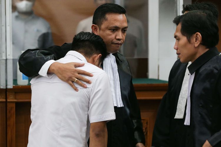 Terdakwa kasus pembunuhan berencana Brigadir Nofriansyah Yosua Hutabarat atau Brigadir J, Richard Eliezer dipeluk kuasa hukumnya Ronny Talapessy usai Jaksa Penuntut Umum membacakan tuntutan di Pengadilan Negeri Jakarta Selatan, Rabu (18/1/2023). Richard Eliezer dituntut hukuman 12 tahun penjara.