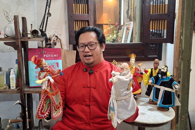 Menjaga Napas Wayang Potehi di Jantung Jakarta: Kisah Dalang Muda Andika Pratama