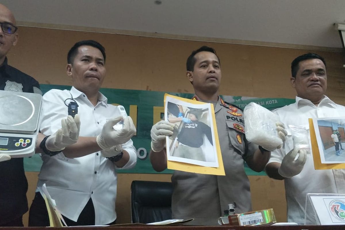 Aparat Polres Bekasi, Jawa Barat, menggelar jumpa pers tentang pengungkapan kasus narkoba, Rabu  (3/2/2020).