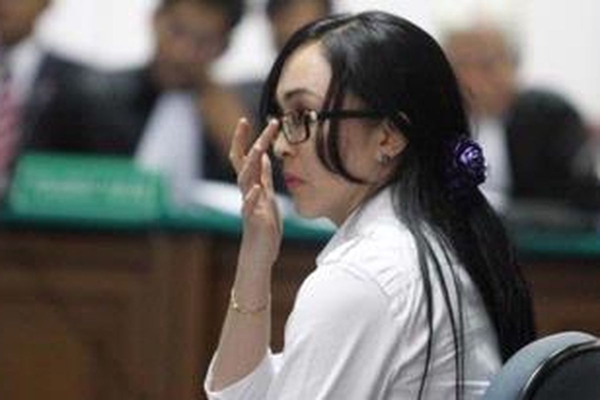 Angelina Sondakh menjalani sidang di Pengadilan Tindak Pindana Korupsi, Kuningan, Jakarta Selatan, Kamis (6/9/2012). Angelina menjadi tersangka atas kasus dugaan suap pembangunan wisma atlet SEA Games dan pengadaan alat laboratorium di beberapa universitas negeri. 