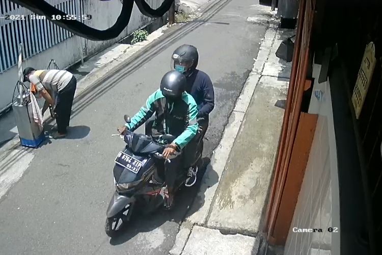 Dua terduga pelaku pengirim paket ledakan di rumah orangtua aktivis HAM Veronica Koman di Jelambar Baru, Grogol Petamburan, Jakarta Barat, Minggu (7/11/2021) siang,