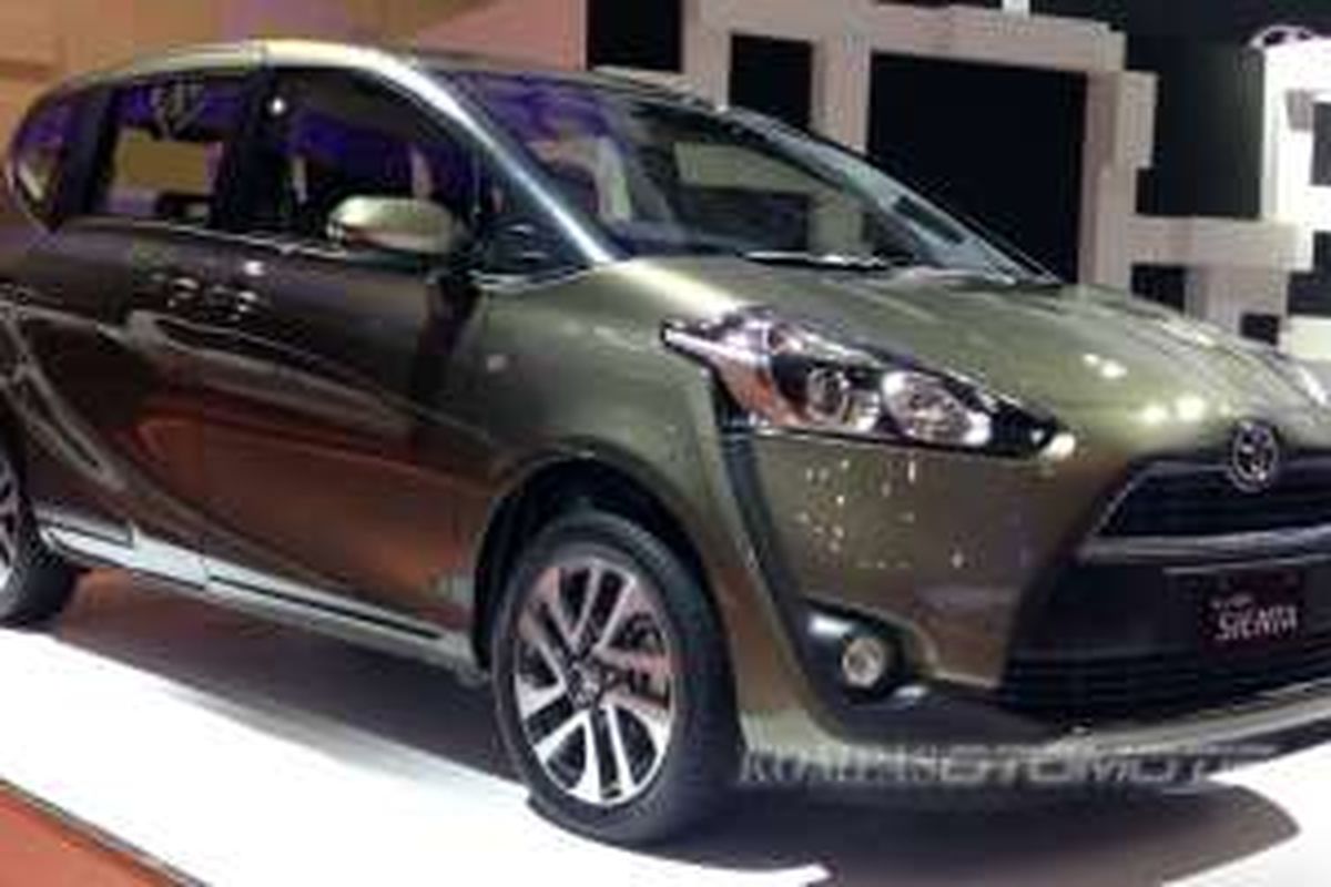 Model terbaru Toyota untuk Indonesia, Sienta diperkenalkan di IIMS 2016.