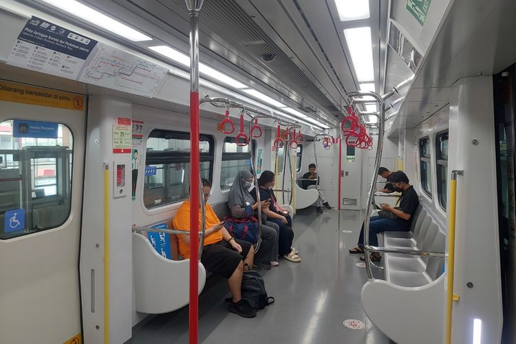 Gerbong Lintas Raya Terpadu (LRT) Jakarta di Stasiun Velodrome, Jakarta Timur, Kamis (22/6/2023).