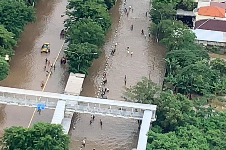 Tampilan banjir Jakarta dari helikopter yang mengangkut Kepala BNPB Doni Monardo dan Gubernur DKI Jakarta Anies Baswedan, saat mereka meninjau kondisi banjir terkini pada Rabu (1/1/2020).