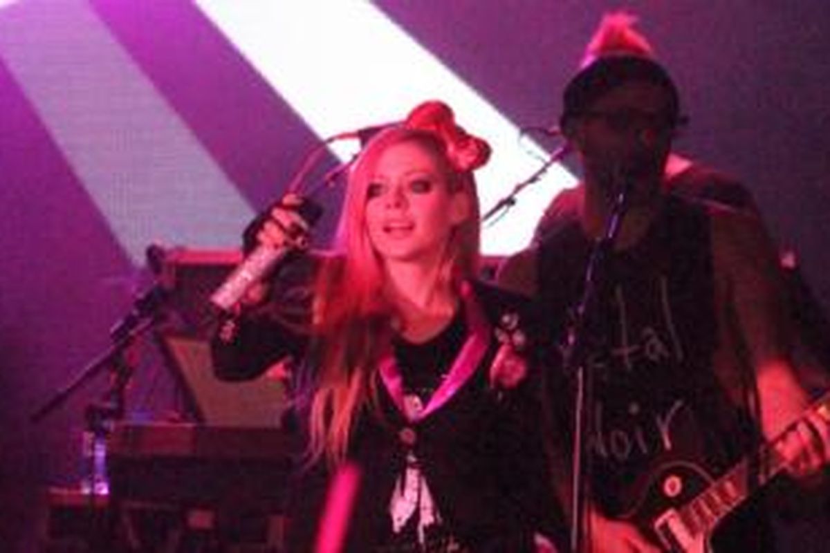 Vokalis pop punk rock dari Kanada, Avril Lavigne, meledakkan histeria para penonton konser Avril Lavigne - Asia Tour 2014 di Istora Senayan Jakarta, Rabu (12/3/2014) malam.