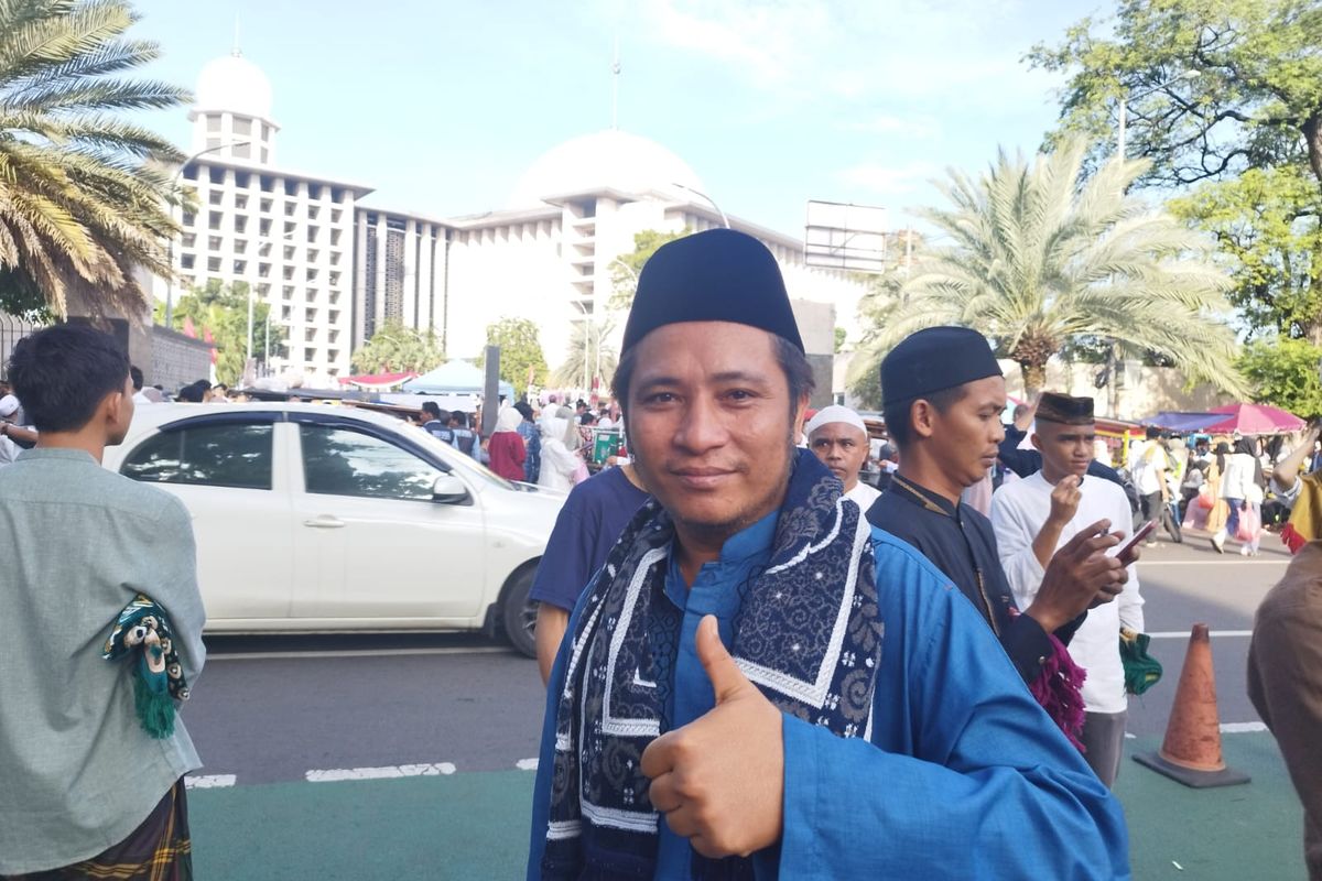 Toni (40) asal Lombok, NTB, setelah menjalankan shalat id di Masjid Istiqlal, Jakarta Pusat, Rabu (10/4/2024).