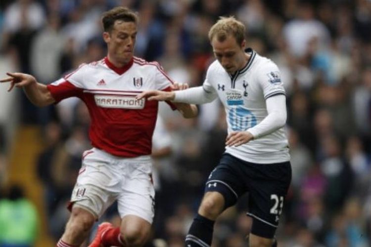 Gelandang Tottenham Hotspur, Christian Eriksen (kanan), berebut bola dengan gelandang Fulham, Scott Parker (kiri), pada laga Premier League di Stadion White Hart Lane, London, Sabtu (19/4/2014).