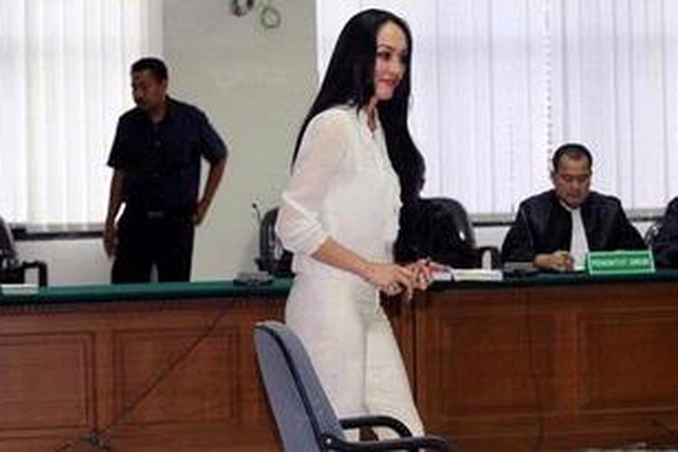 Angelina Sondakh menjalani sidang vonis yang digelar di Pengadilan Tindak Pidana Korupsi, Jakarta, Kamis (10/1/2013). Angie divonis 4 tahun 6 bulan penjara dengan denda 250 juta Rupiah, karena terbukti terlibat dalam kasus korupsi penerimaan hadiah dalam penganggaran di Kemendiknas.  