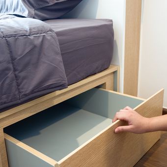 Ilustrasi penyimpanan di bawah tempat tidur.