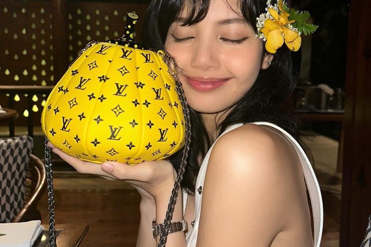 Lisa BLACKPINK kerap tampil dengan koleksi tas mewah, bahkan ada yang bernilai miliaran rupiah. Intip 7 pilihannya yang ikonik.