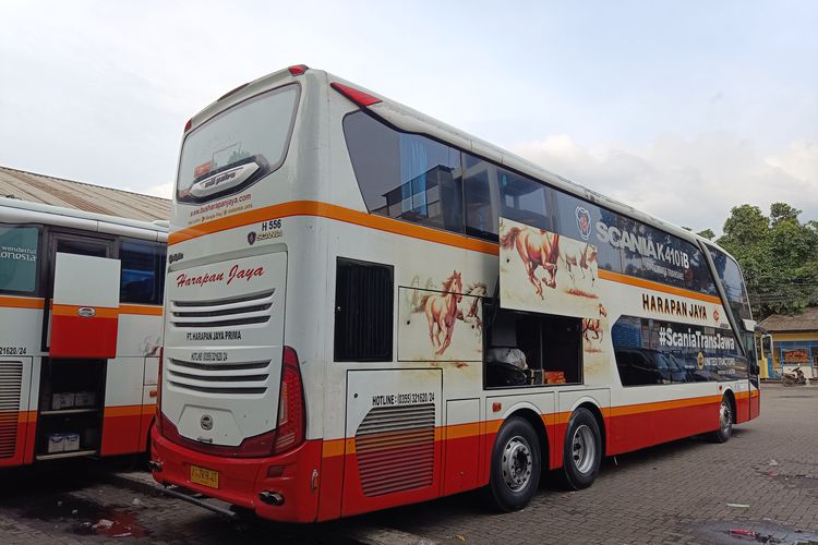 Bus tingkat PO Harapan Jaya jurusan Jakarta-Solo