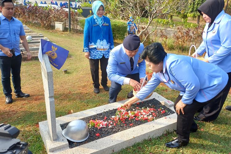 Mantan KSAL Ziarah ke TMP Kalibata, Tabur Bunga di Pusara Achmad Sutjipto hingga Sudomo
