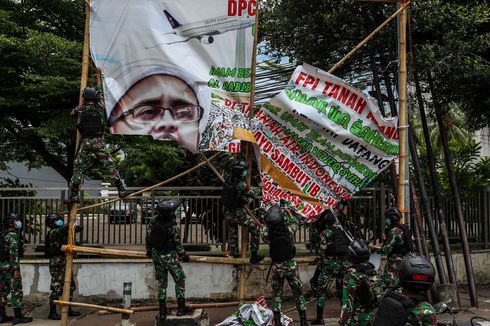 Pasukan TNI Copot Sejumlah Baliho Bergambar Rizieq Shihab di Jakarta