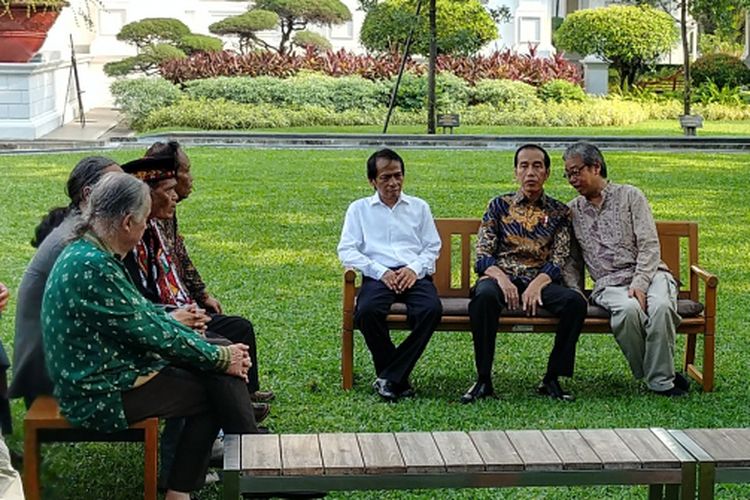 Presiden Joko Widodo bersilaturahmi denhan sejumlah budayawan di Istana Merdeka, Jakarta, Jumat (6/4/2018).