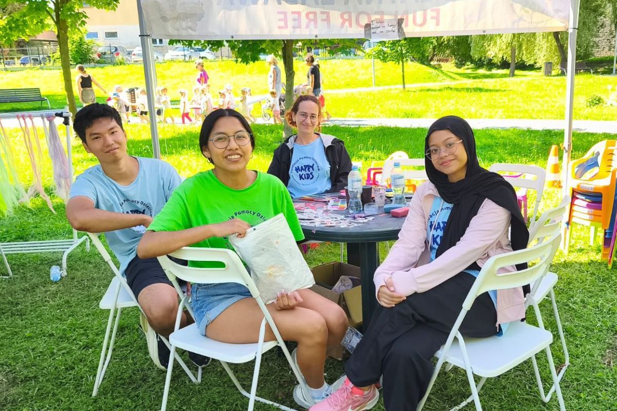 Afifah Kamilah (kanan) bersama sesama relawan dalam sebuah kegiatan di taman selama program Global Volunteer di Polandia.