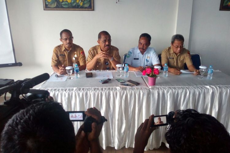 Wali Kota Ambon, Richard Louhenapessy didampingi Kepala Badan Penanggulangan Bencana Kota Ambon, Enrico Matitauptty (kiri), Kepala BMG Ambon, Abraham Mustamu (kanan) dan Sekretaris Kota Ambon, saat memberikan keteranagn pers kepada wartawan di Ambon, terkait dampak kerusakan gempa bumi, Sabtu (4/11/2017)