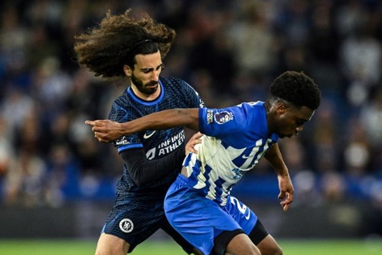 Gelandang Brighton, Tariq Lamptey, berduel dengan bek Chelsea, Marc Cucurella dalam lanjutan Liga Inggris antara Brighton vs Chelsea pada 16 Mei 2024. Artikel ini berisi klasemen Liga Inggris.