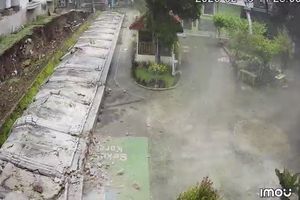 Tembok SMPN 128 Jakarta di Kalibata Roboh, Halaman Sekolah Tertutup Reruntuhan