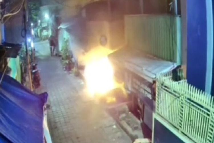 Detik-detik menantu di Makassar membakar rumah mertuanya yang terletak di Jl Satanganga, Lorong 131, Kecamatan Bontoala, Makassar pada Jumat (26/4/2024) sekitar pukul 02.00 Wita.