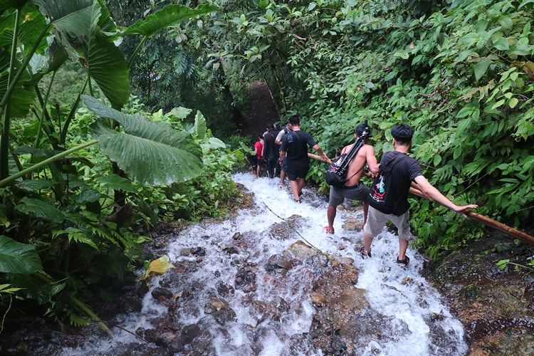 Wisatawan tengah menuruni jalur trekking Air Terjun Tumpak Sewu di Desa Sidomulyo, Kecamatan Pronojiwo, Kabupaten Lumajang, Jawa Timur, Minggu (9/4/2017). Wisatawan bisa mencoba trekking ke dasar Air Terjun Tumpak Sewu.