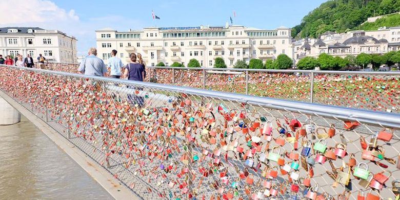 Mozart foot bridge di Salzburg, Austria. Salzburg memang terkenal sebagai salah satu tujuan wisata populer di Austria.