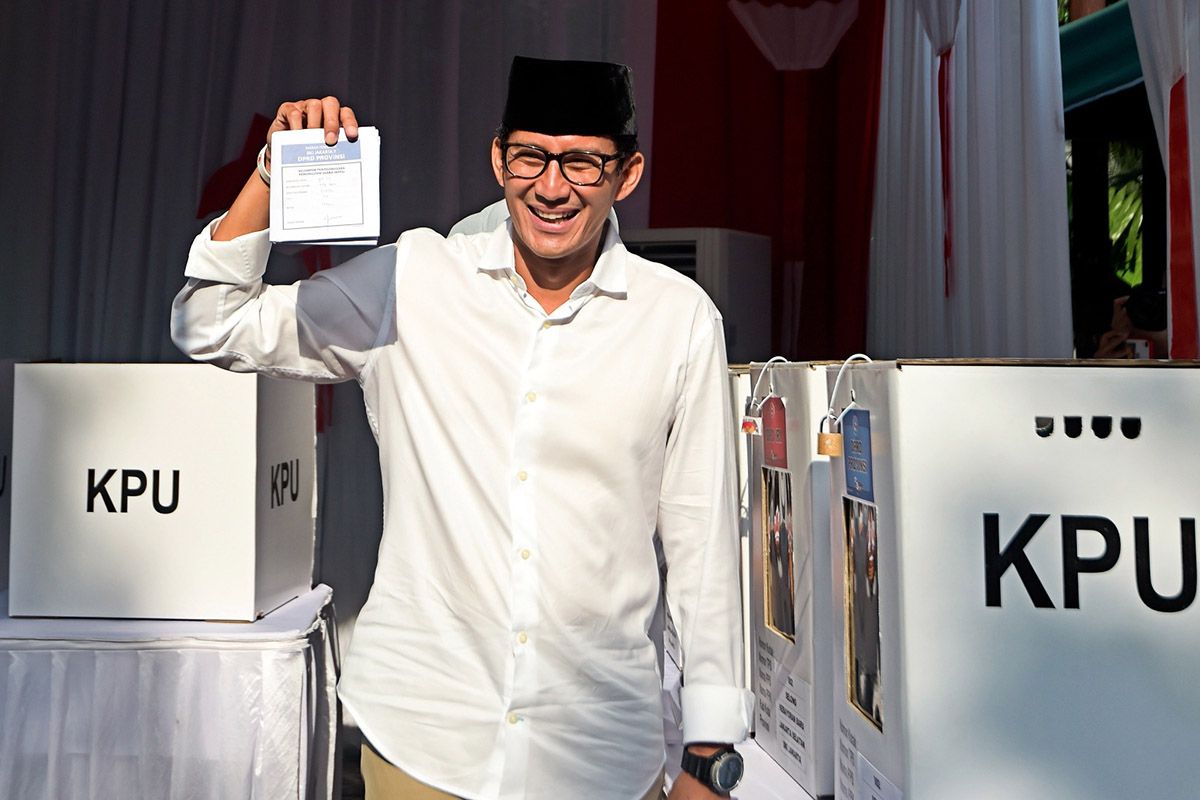 Calon wakil presiden nomor urut 02 Sandiaga Uno menunjukkan surat suara usai melakukan pencoblosan dalam Pemilu 2019 di TPS 02, Jakarta, Rabu (17/4/2019). Sandiaga tiba di TPS sekitar pukul 07.30 Wib dengan didampingi oleh istri dan kedua anaknya, Anneesha Atheera Uno dan Amyra Atheefa Uno.