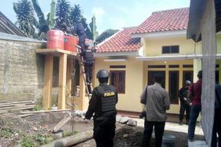 Densus 88 menggeledah rumah kontrakan di Kampung Sukamanah, Desa Aman Sari, Kecamatan Taman Sari, Kabupaten Bogor, Sabtu (16/1/2016) yang diduga pernah ditempati terduga teroris, Afif. 