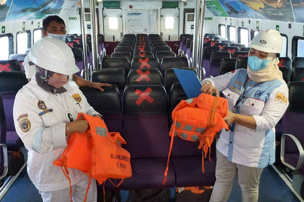 Petugas Kantor Kesyahbandaran dan Otoritas Pelabuhan Khusus Batam melakukan pemeriksaan uji petik kelaiklautan kapal penumpang jelang masa libur Natal dan Tahun Baru (Nataru). 