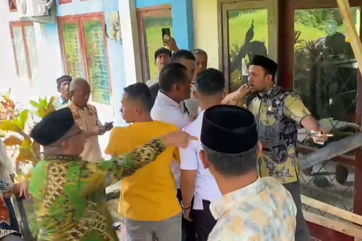 Warga Dikeroyok, 12 Anggota DPRD Halmahera Barat Palangi Kantor Disperindagkop