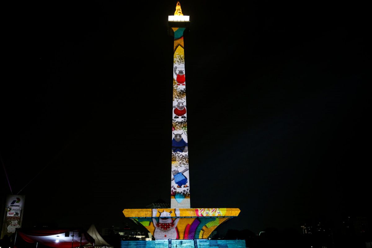 Pertunjukan video mapping Asian Games 2018 di Monas, Jakarta, Senin (13/8/2018). Menyambut Asian Games 2018 Pemprov DKI Jakarta menyajikan atraksi video mapping laser dan air mancur, Warga pun bisa menyaksikan atraksi ini setiap hari mulai tanggal 17 agustus hingga 2 september secara gratis mulai pukul 19.00 hingga 22.00 WIB.