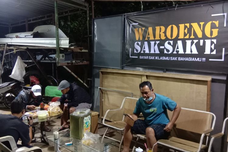 Pengunjung Warung Sak-Sak'e menikmati hidangan yang ada.