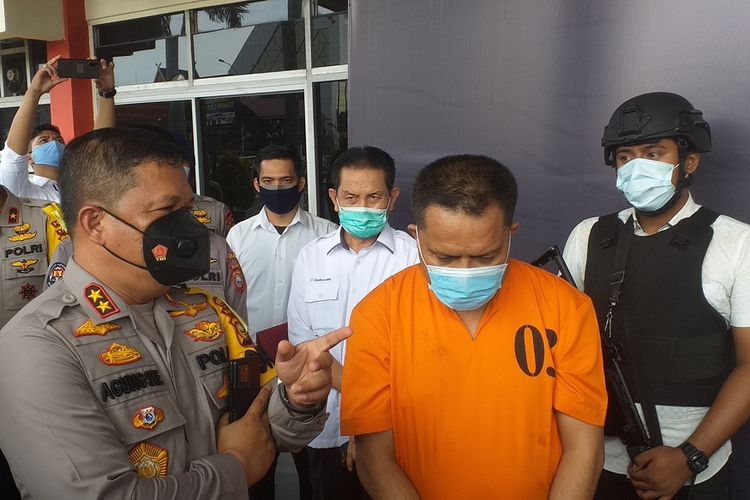 Kapolda Riau Irjen Pol Agung Setya Imam Effendi menginterogasi salah satu pengedar narkoba yang berhasil ditangkap Ditresnarkoba Polda Riau, Senin (9/11/2020) dini hari.