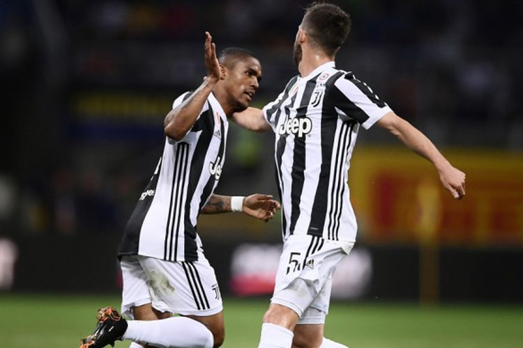 Pemain sayap Juventus, Douglas Costa, melakukan selebrasi setelah mencetak gol ke gawang Inter Milan pada pertandingan lanjutan Liga Italia di Stadion Giuseppe Meazza, Sabtu (28/4/2018) waktu setempat.