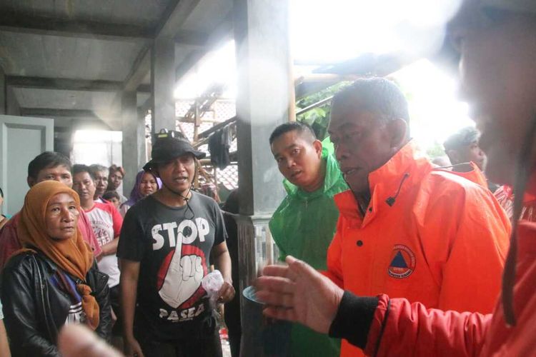 Bupati Subang Ruhimat saat mengunjungi warga terdampak banjir di Ciasem, Subang, Jawa Barat, Selasa (28/2/2023).