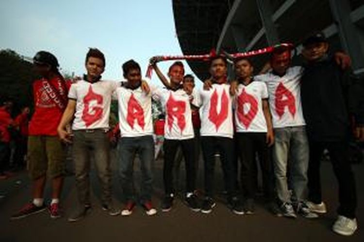 Suporter Indonesia melakukan dukungan bagi Timnas Indonesia dengan berbagai macam cara dan gaya jelang pertandingan Piala AFC U-19 melawan Korea Selatan di Stadion Utama Gelora Bung Karno, Jakarta, Sabtu (12/10/2013).