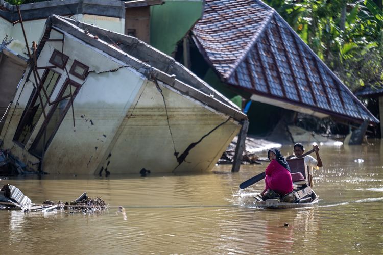 Warga terdampak banjir mengambil barang miliknya menggunakan perahu di Desa Kuala Cangkoy, Aceh Utara, Aceh, Senin (8/12/2025). Berdasarkan data sementara Komando Posko Tanggap Darurat Bencana Hidrometeorologi Aceh pada Senin (8/12), sebanyak 1.926.119 jiwa terdampak dan 848.870 jiwa di antaranya mengungsi akibat bencana hidrometeorologi di Provinsi Aceh. 