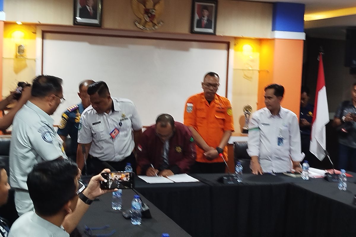 Perwakilan PT Raputra Jaya menandatangani berita acara penghentian operasi SAR korban KMP Tunu Pratama Jaya