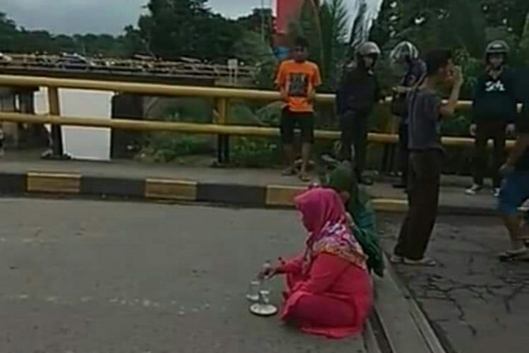 Seorang paranormal menggelar ritual diatas jembatan kembar dengan memblokade jalur trans Sulawesi hingga mengklaim penyebab longsor dan banjir akibat LGBT. Jumat, (25/1/2019).