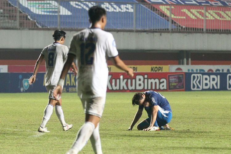 Marc Klok (kanan) dalam pertandingan pekan ke-14 Liga 1 2021-2022 antara Persib Bandung dan Arema FC di Stadion Maguwoharjo, Sleman, Yogyakarta, Minggu (28/11/2021) malam WIB.