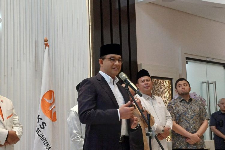 Calon presiden nomor urut 1, Anies Baswedan saat bersilaturahmi di Kantor DPP PKS, Jakarta Selatan, Selasa (23/4/2024).