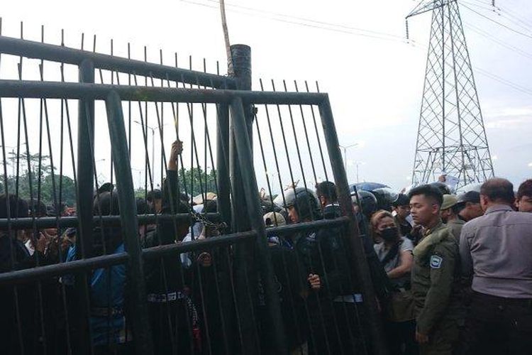 Suporter mendesak masuk stadion GBLA, Jumat (17/6/2022).